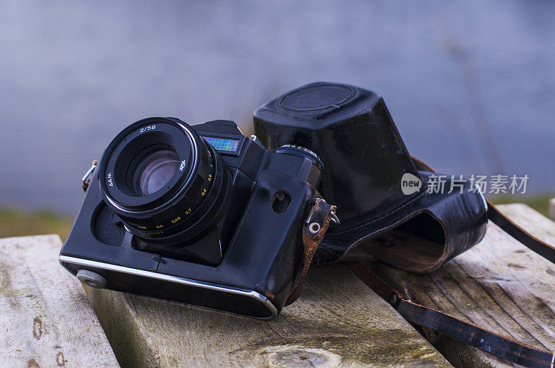 35毫米胶片相机放在木凳上