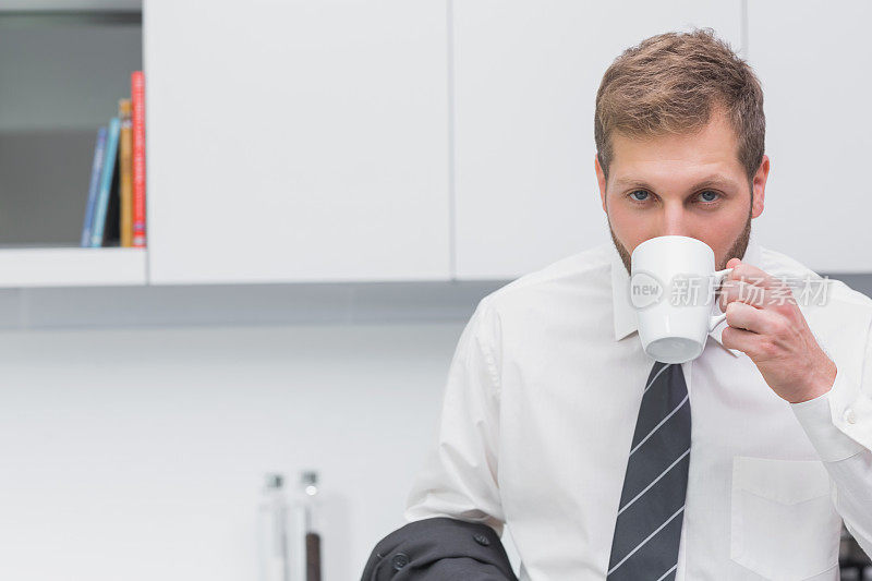 生意人在上班前喝一杯咖啡