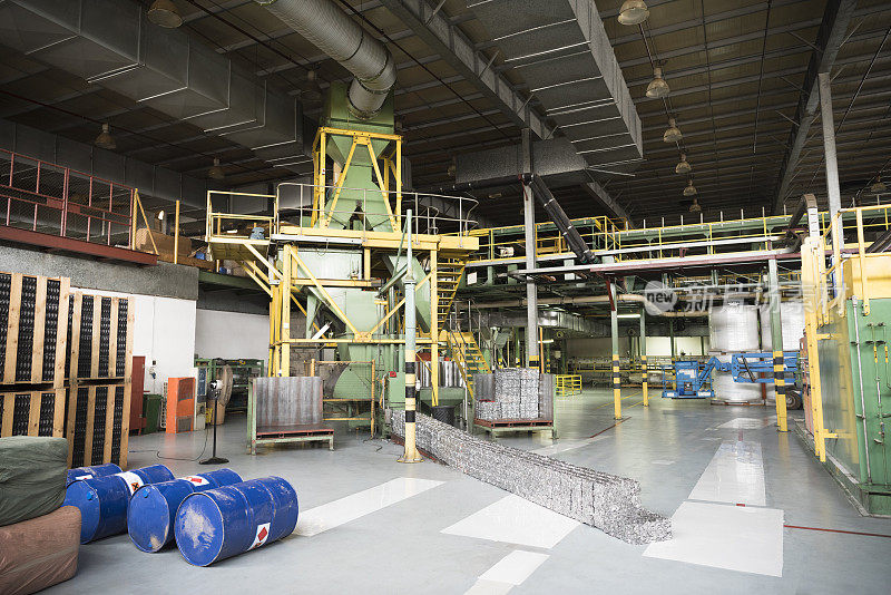 铝加工厂内部显示金属结构