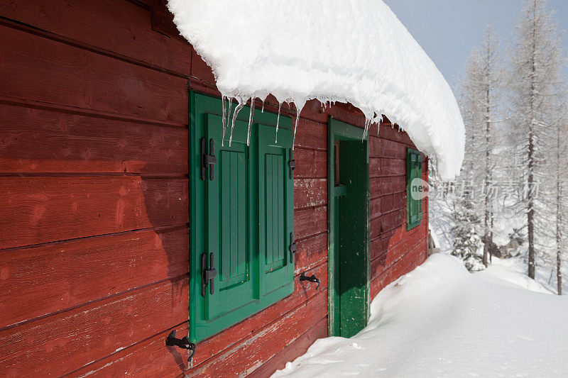 雪的小木屋正视图