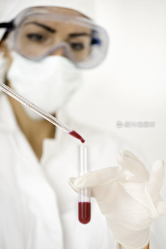 实验室技术员正在准备血液样本
