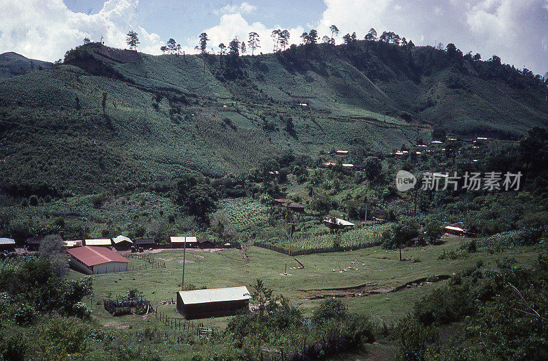 墨西哥南部恰帕斯山谷，学校校园，教堂村庄