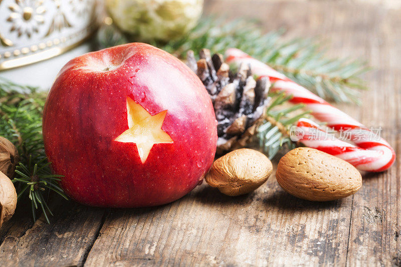 纯木上缀有星星的圣诞苹果
