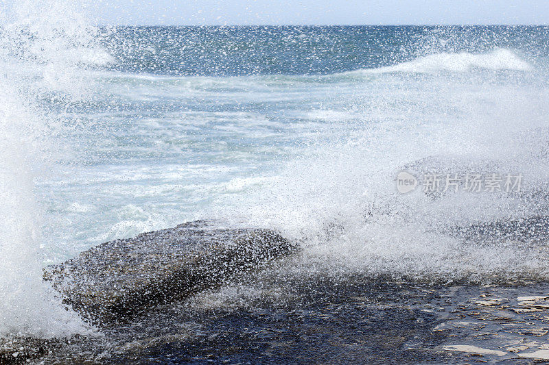 海浪拍打着防波堤