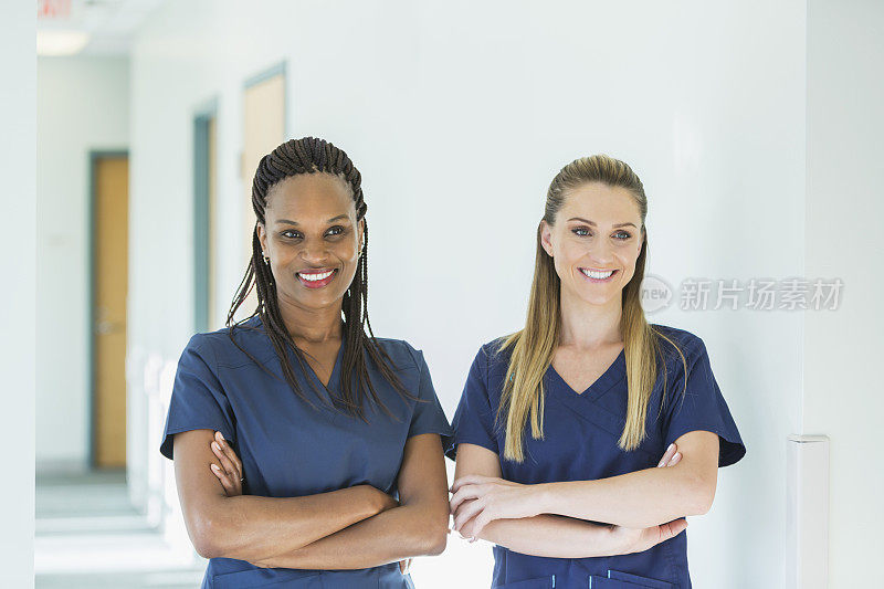 两名女医生或护士在医疗诊所