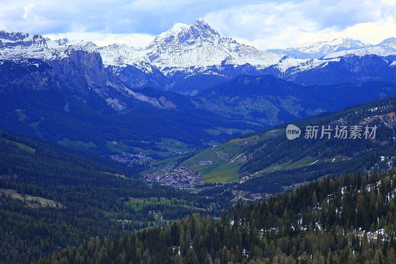 田园诗般的圣卡西亚诺阿尔卑斯村下的白云石雪山山脉，壮丽的全景，意大利泰洛阿尔卑斯