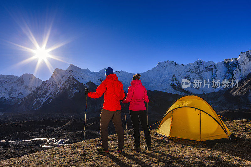 一对夫妇在喜马拉雅山看日出，珠穆朗玛峰国家公园