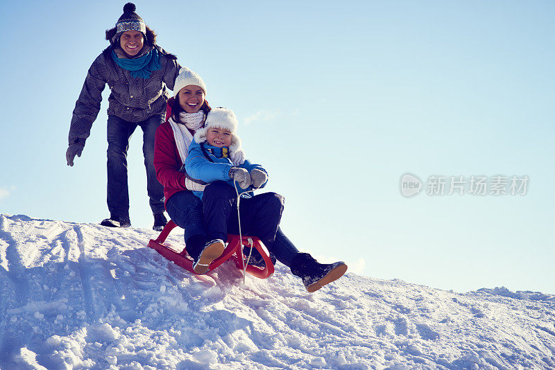 充满欢笑的平底雪橇滑雪