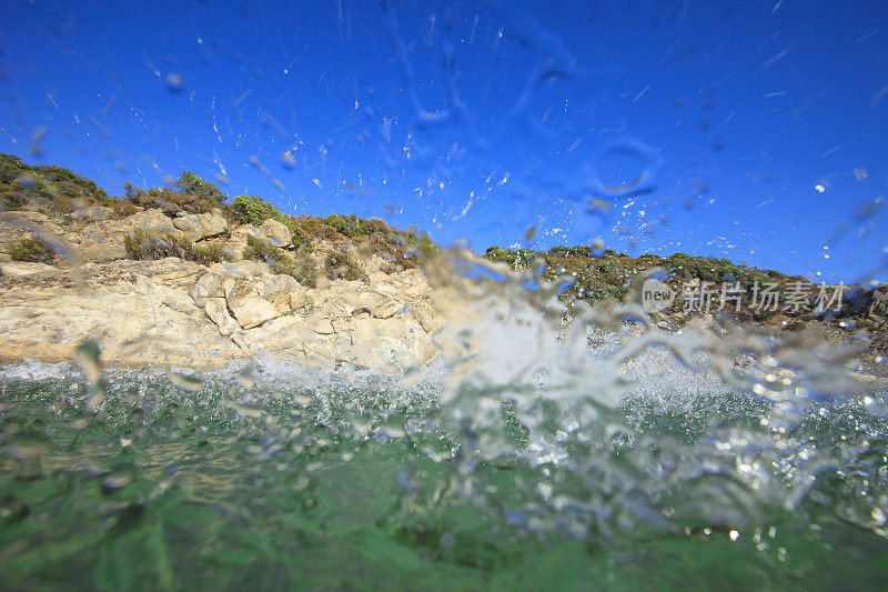 飞溅的水清澈的海地中海海滩夏天的飞溅海珠水下的海背景水上水下分裂拍摄美丽的泻湖