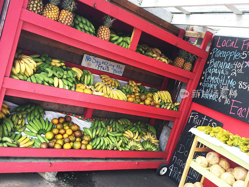 夏威夷考艾岛上出售的五颜六色的水果