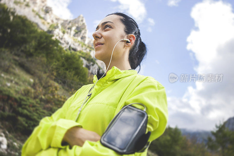 山区女跑步运动员