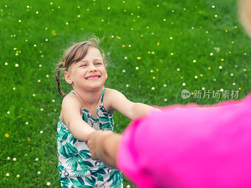 妈妈和她的孩子在操场上玩