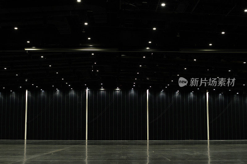 黑色大洁净空工业大厅作为仓库或办公空间