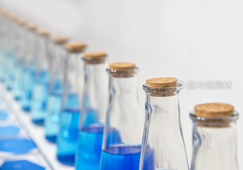 一个装有蓝色液体的玻璃瓶