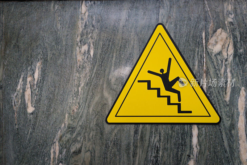 楼梯滑落危险标志，大理石墙壁警告警告