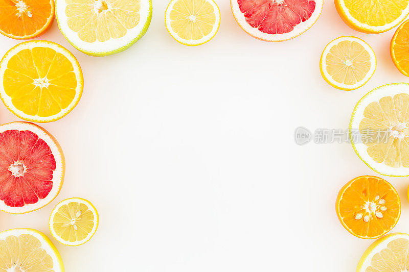 搭配新鲜柠檬、橙子、柑橘、柚子和甜橙，搭配热带夏季的食物。平躺，俯视图。