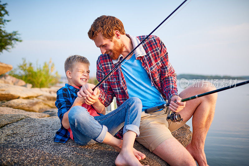 父亲和儿子一起钓鱼
