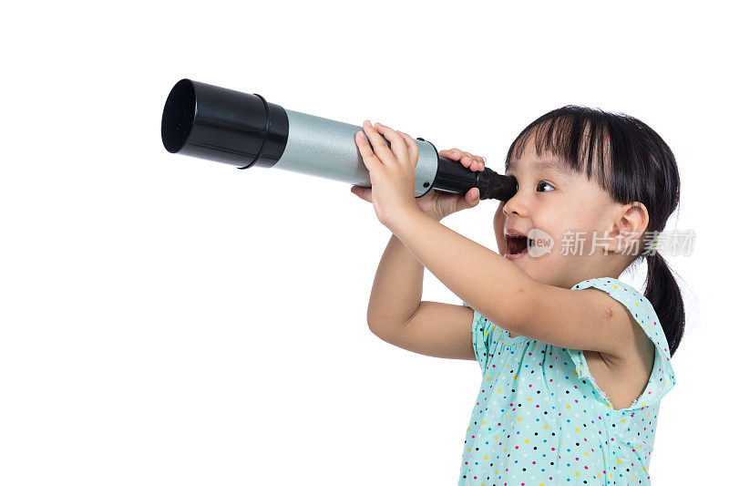 一个亚洲华裔小女孩用望远镜看东西