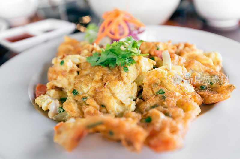 传统泰式煎蛋卷(Omelet)，由打好的鸡蛋与黄油或油在煎锅中快速煎制而成。
