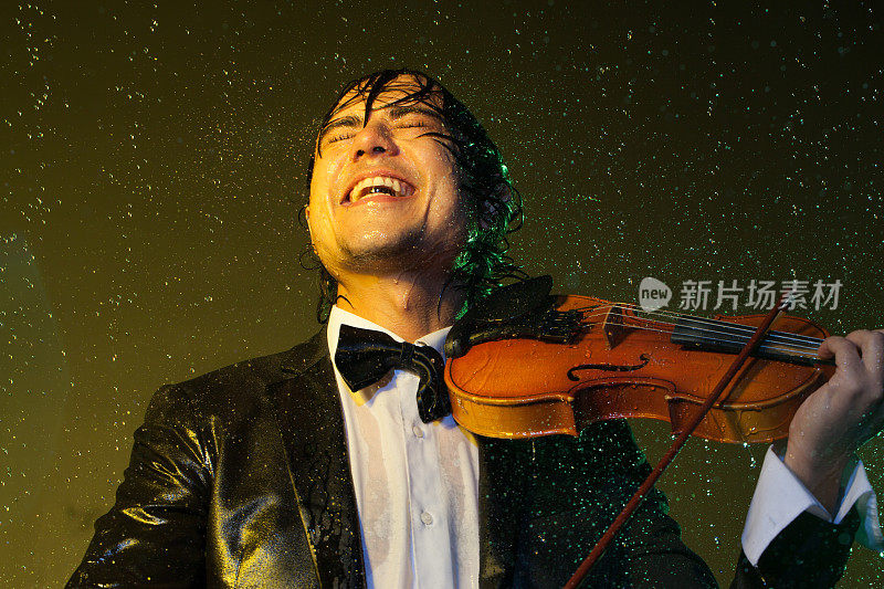 湿小提琴微笑下的雨滴