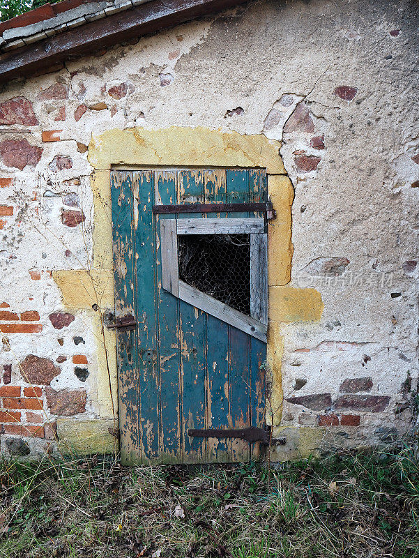 废弃农场的旧家门