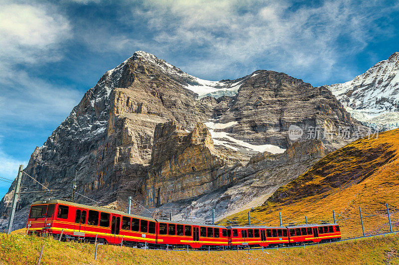 电动旅游列车和著名的艾格尔峰，伯尔尼斯高地，瑞士