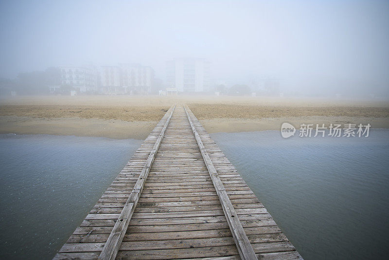 有雾的早晨，海上的人行桥