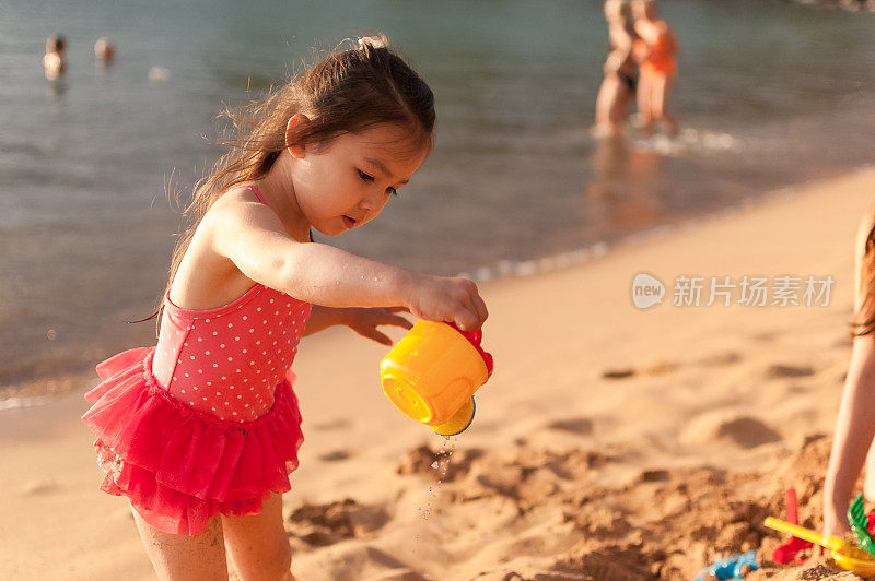 美丽的小女孩在沙滩上玩耍