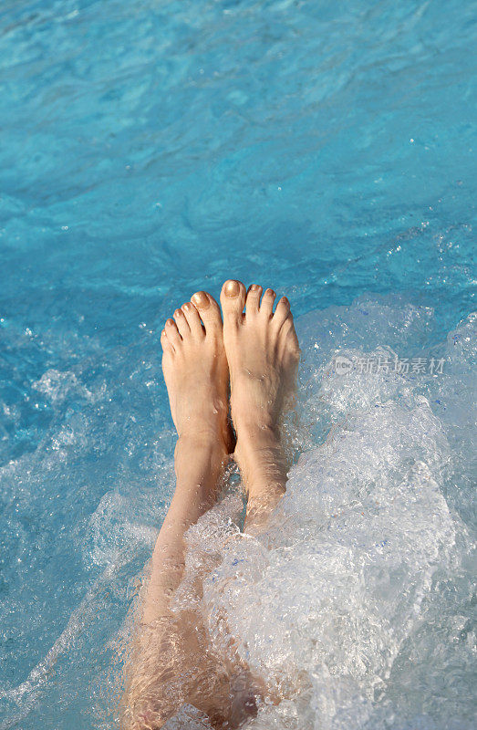 一个年轻女子光着脚在漩涡中游动