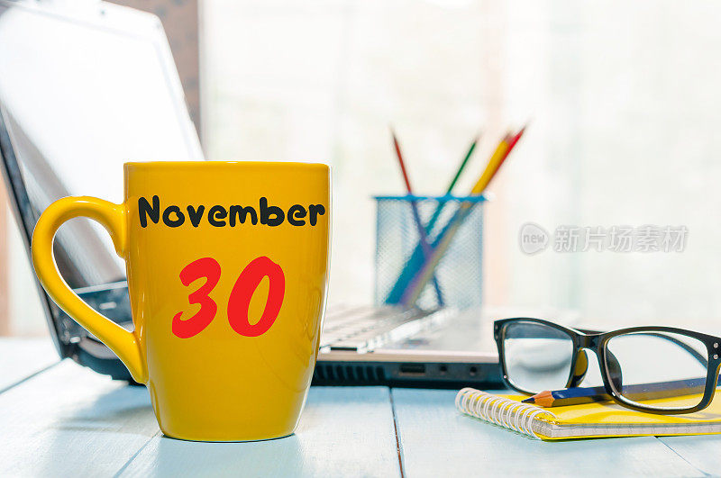 11月30日。月30日，日历上的热咖啡杯有翻译或口译工作背景。秋天的时间。文本空白