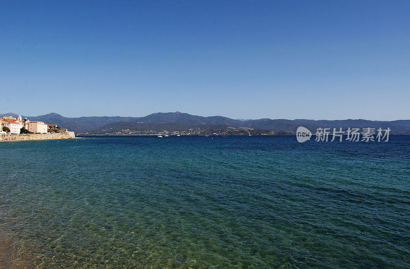 科西嘉:阿雅克肖的天际线和它的海滨，可以看到地中海和城市海滩