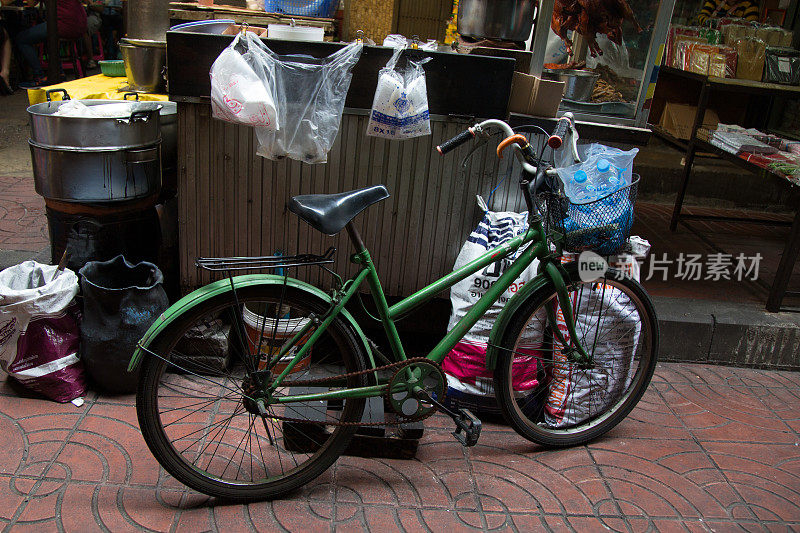 一辆自行车停在市场上