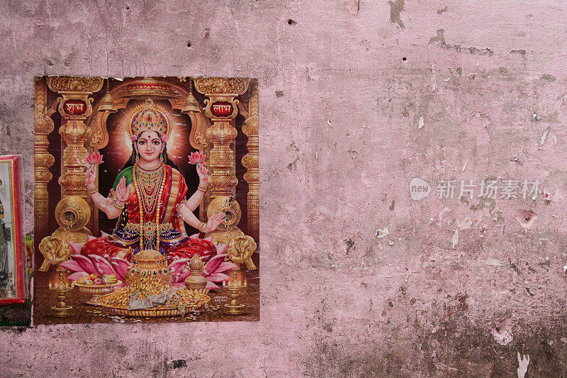 粉红墙上的印度教符号