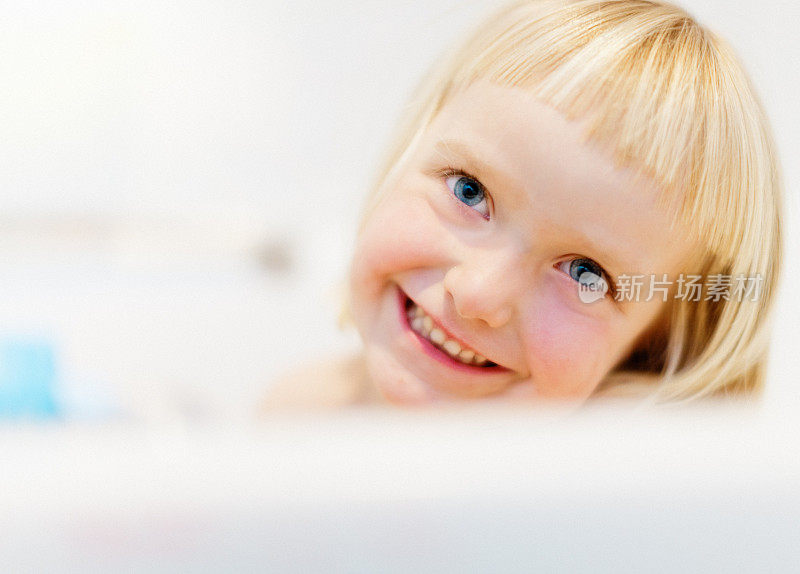 可爱的金发小女孩享受洗澡的时光