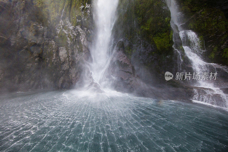 斯特灵瀑布位于新西兰南岛的米尔福德海湾