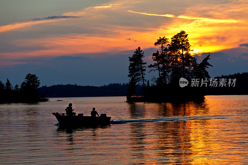 湖景渔民钓鱼伊利，边界水独木舟地区，美国明尼苏达州，日落