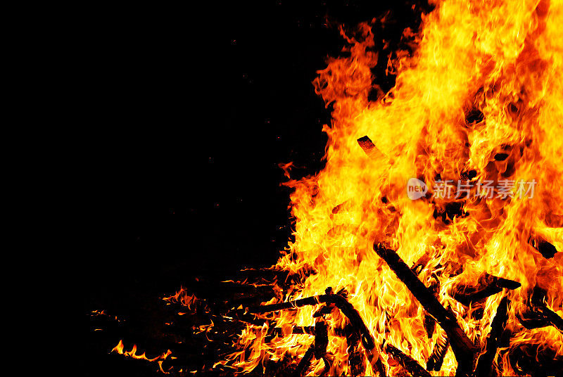 篝火燃烧着树木，木头在夜晚燃烧。