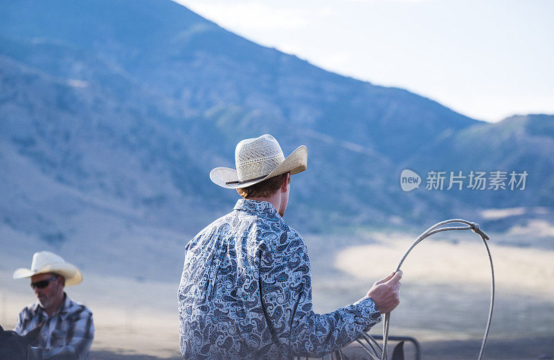 牛仔在品牌推广期间套索驾驶