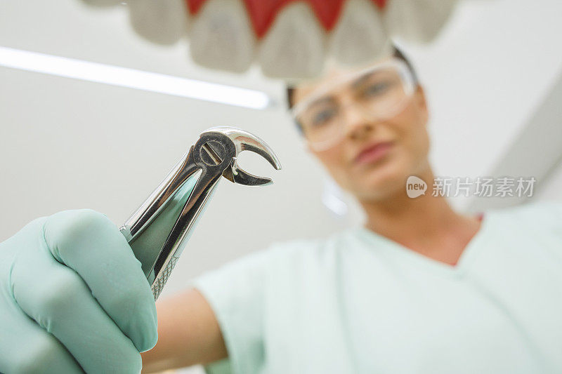 牙科拔牙牙医工作牙科拔牙钳病人的观点