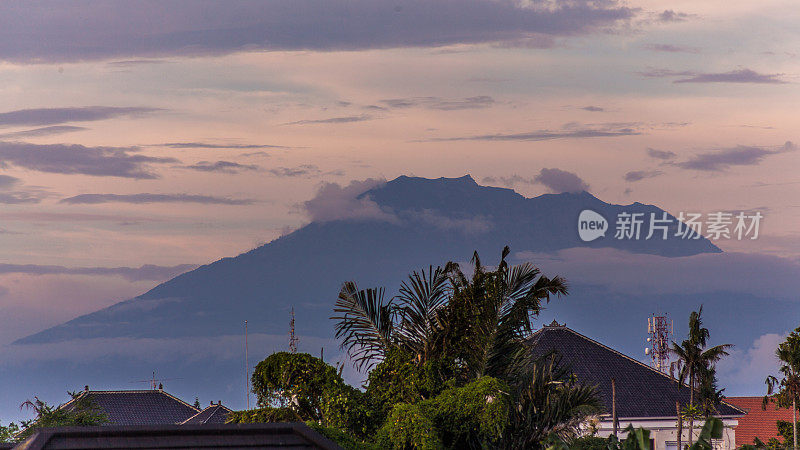 日落时分的阿贡火山。印尼巴厘岛