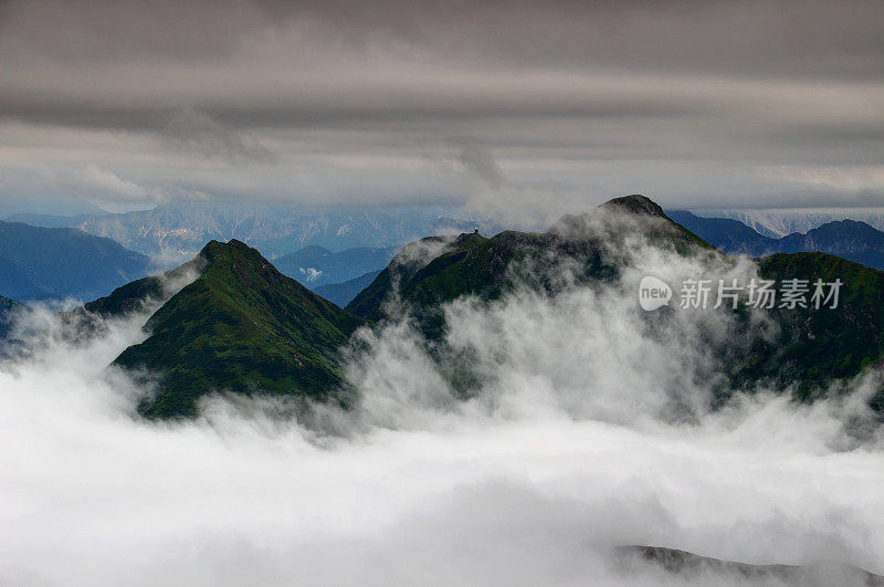 绿色山脊的云，Carnic阿尔卑斯山，弗罗利，威尼斯，朱利亚，意大利