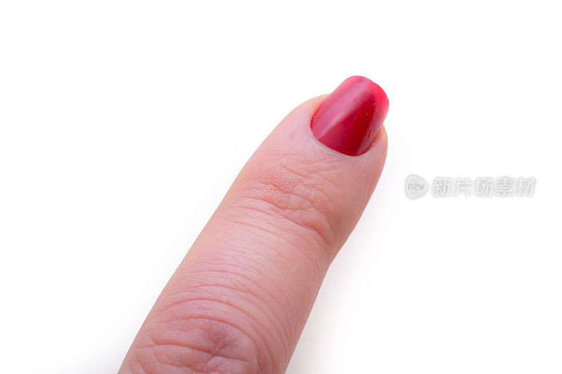 食指用红色指甲按在白色的表面