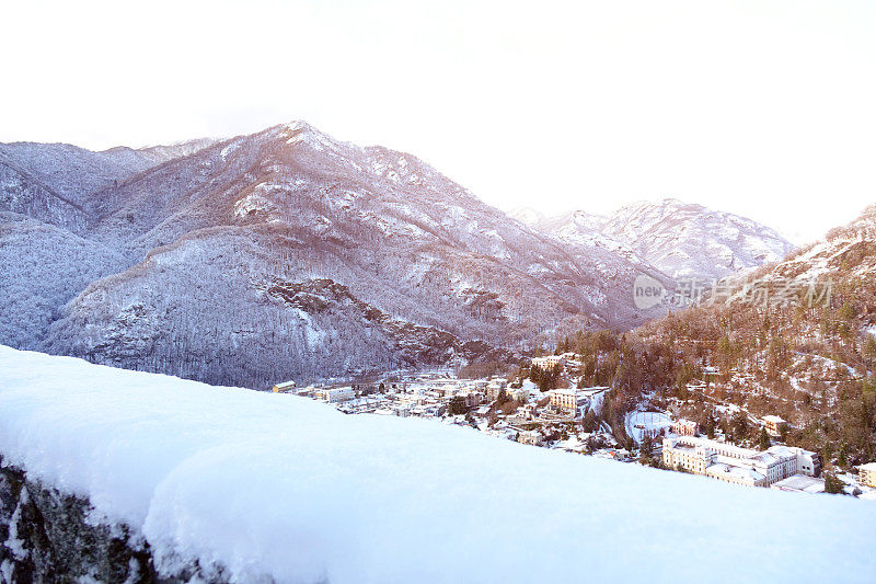 雪屋和山