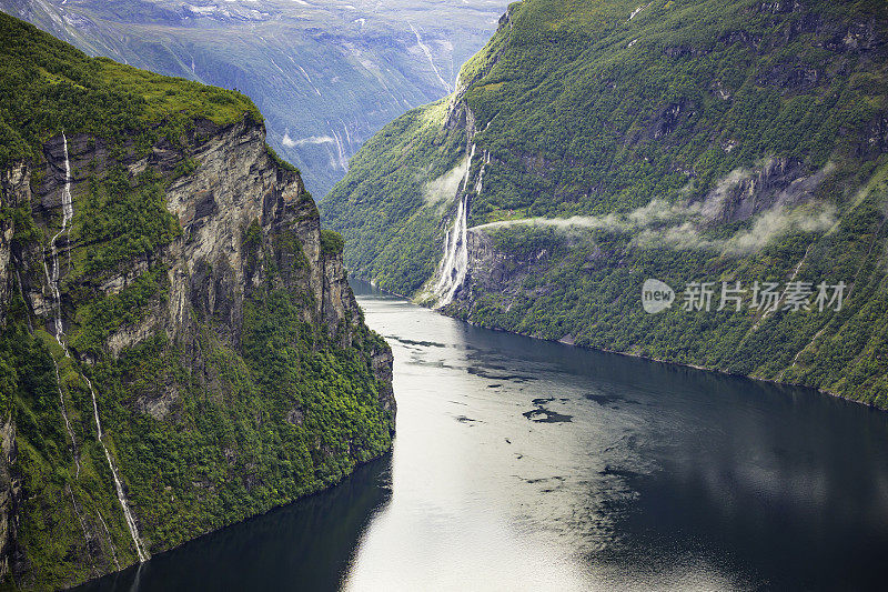 云中的峡湾