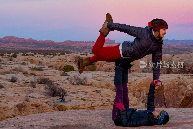 两名年轻女子极限运动员在摩押做Acroyoga