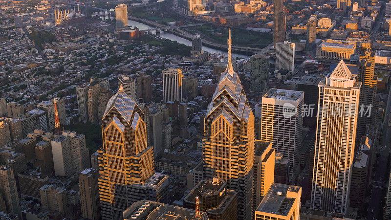 日出时分的费城摩天大楼