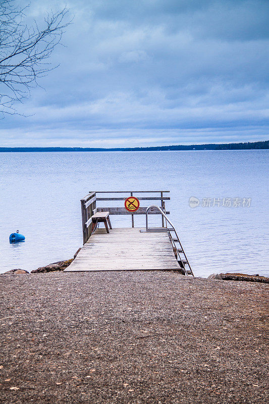 芬兰，湖上的木制码头和长椅