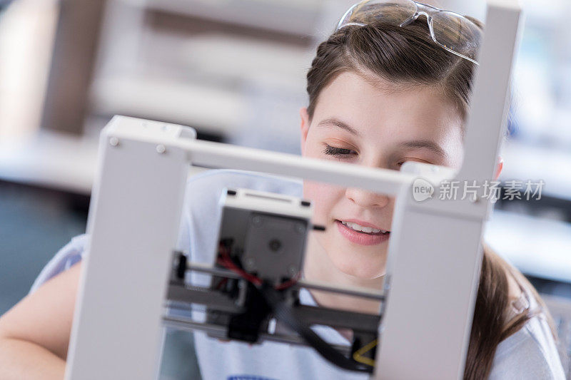 可爱的少女使用3D打印机