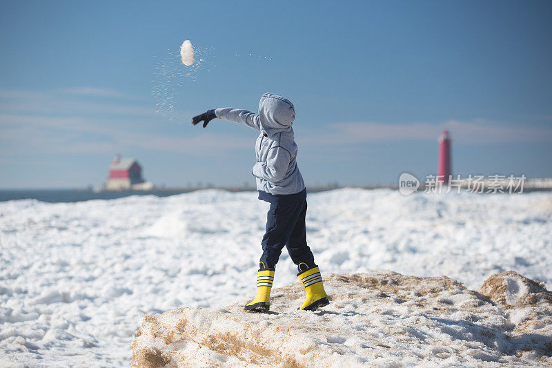 孩子扔雪球