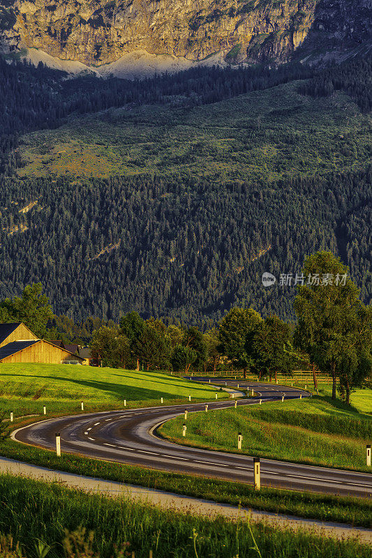 阿尔卑斯山蜿蜒的山路(HDRi)